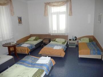Фото номера Семейный номер с внешней общей ванной комнатой Курортные отели OSW Zacisze г. Пиньчув 2